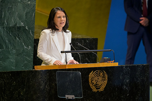 Portrait d'Annalena Baerbock au podium de l'Assemblée générale